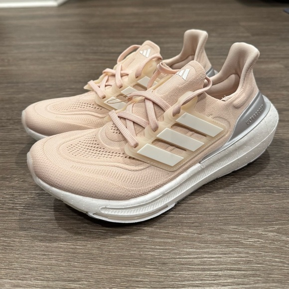 Adidas Women ULTRABOOST LIGHT W HQ8600 sz 8.5, 9 - Picture 2 of 6